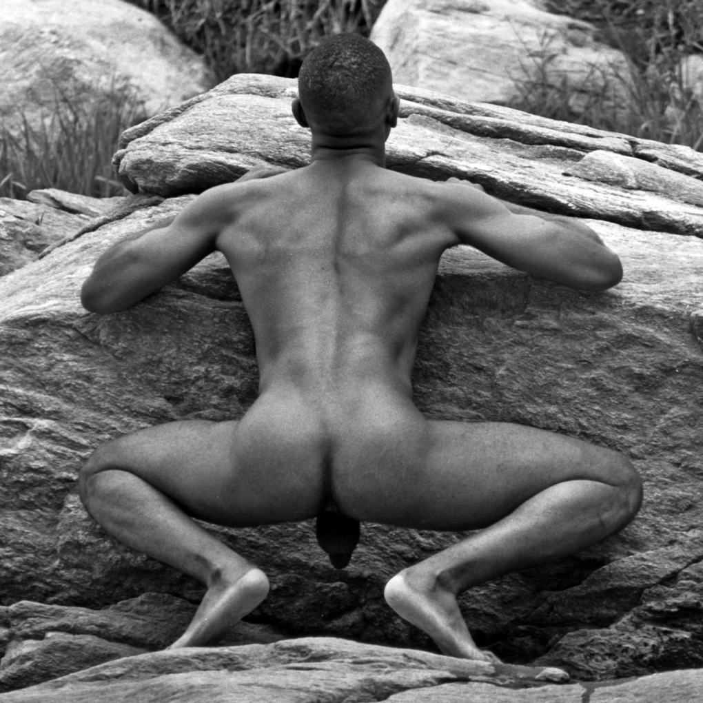 Юноша загорает голышом