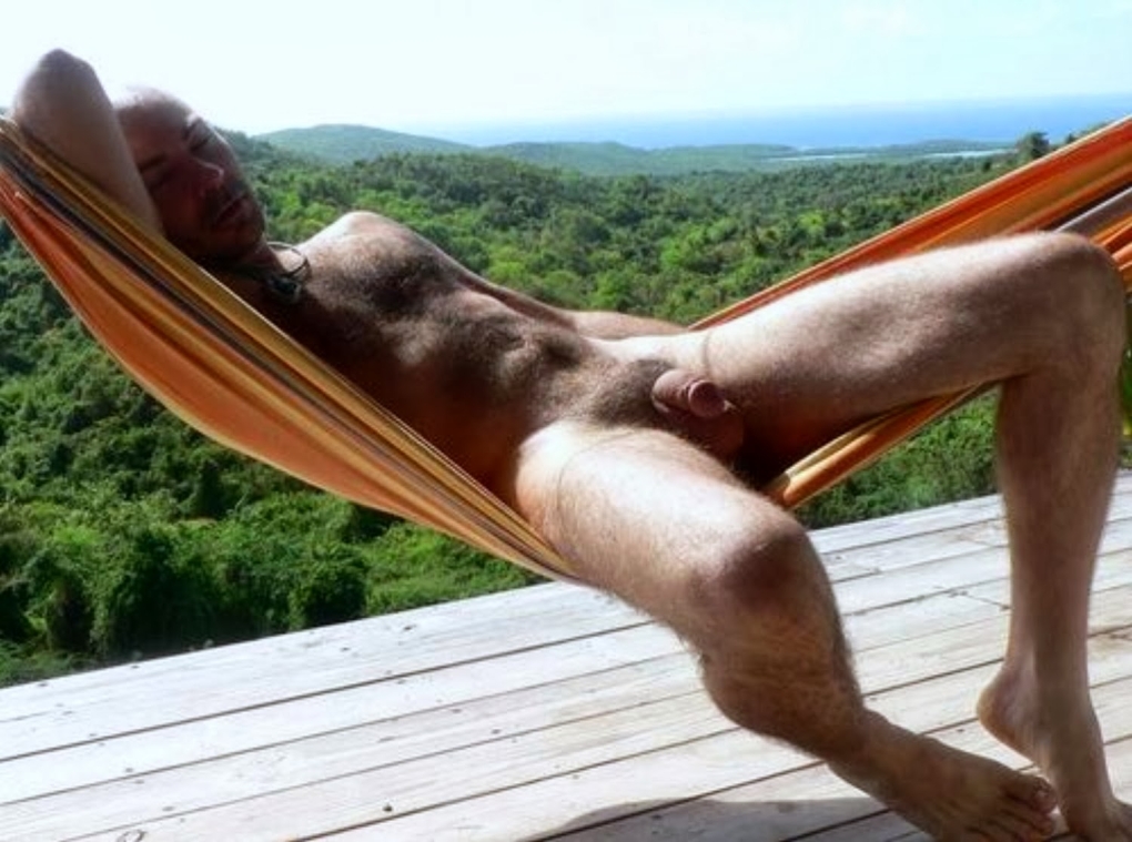 Красивые голые парни на пляже