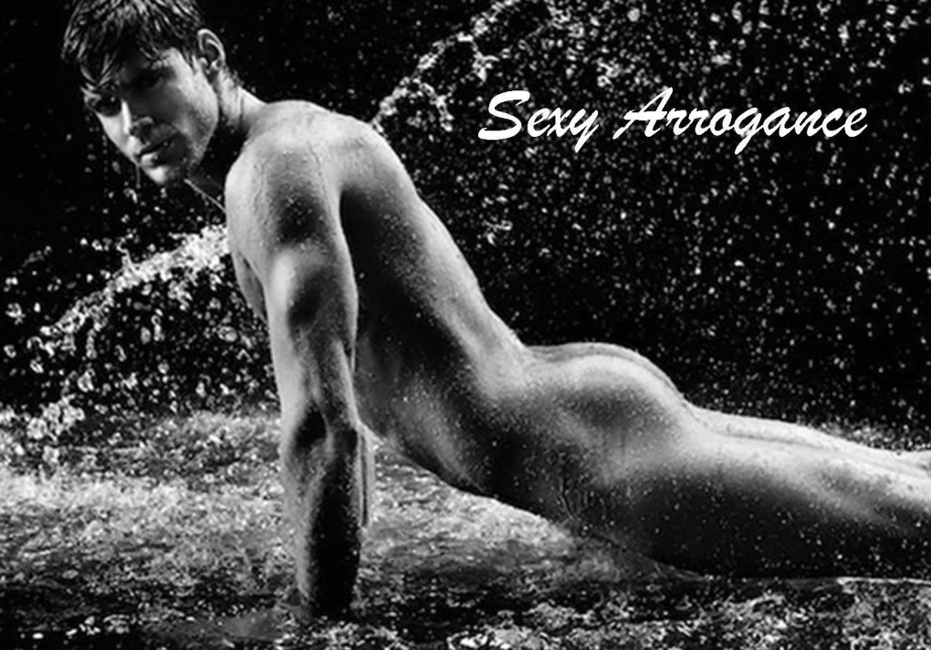 Голые парни загорают на пляже