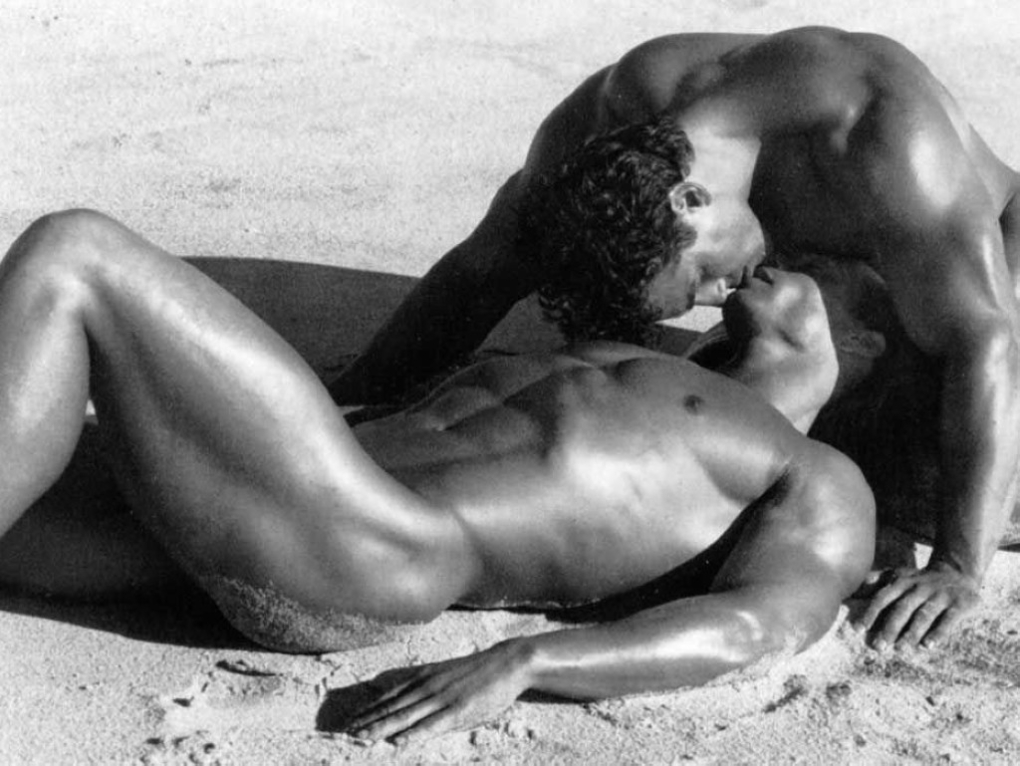 Голые парни на море ретро