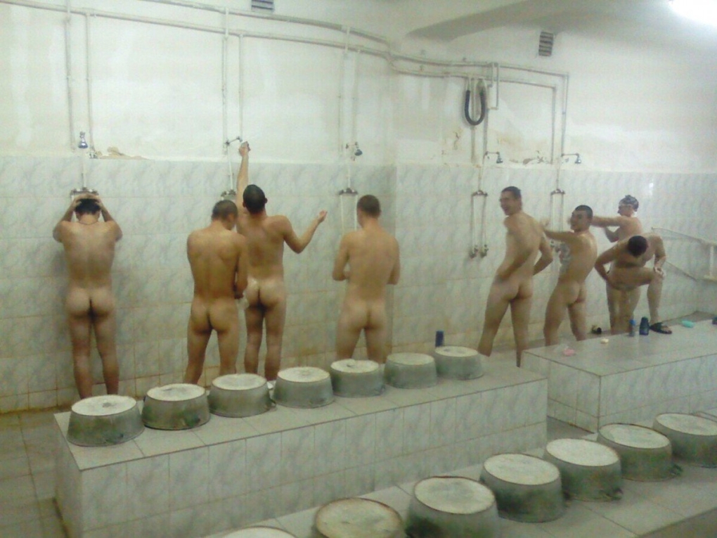 Голые мужчины в общественной бане