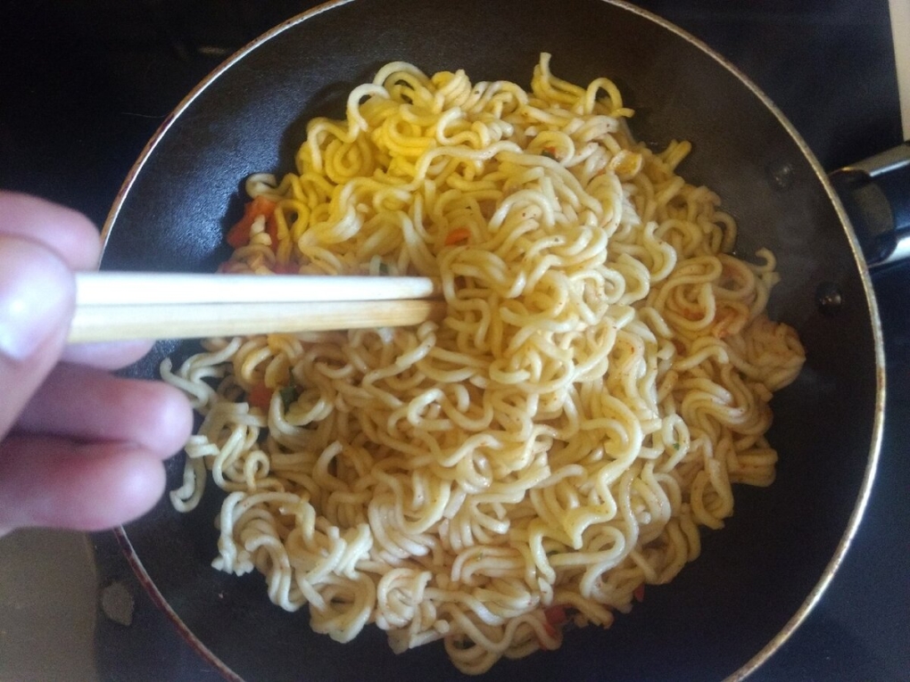 Доширак в тарелке