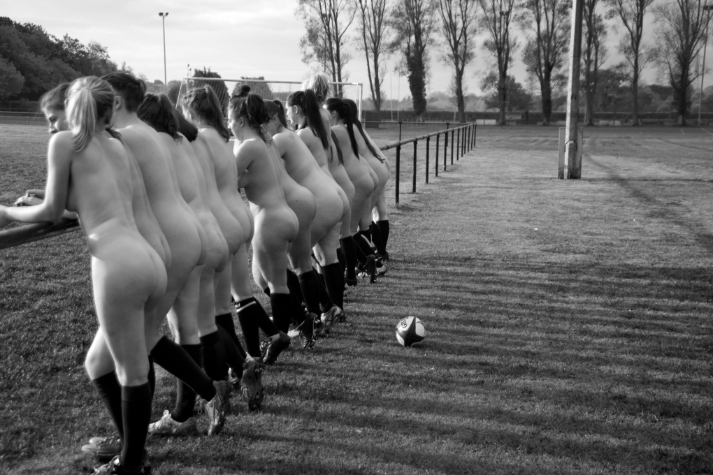 Бегает голенькой на пробежке