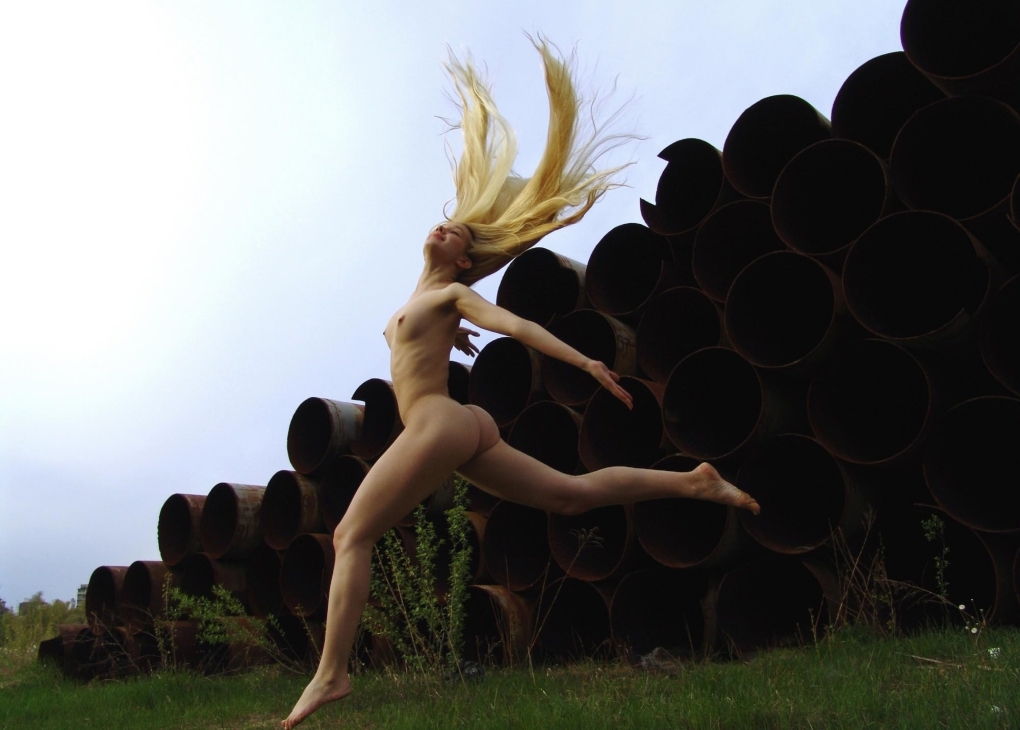 Много голых женских попок