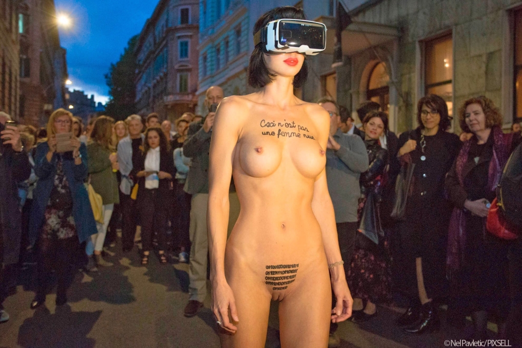 Мило Муаре голая в автобусе