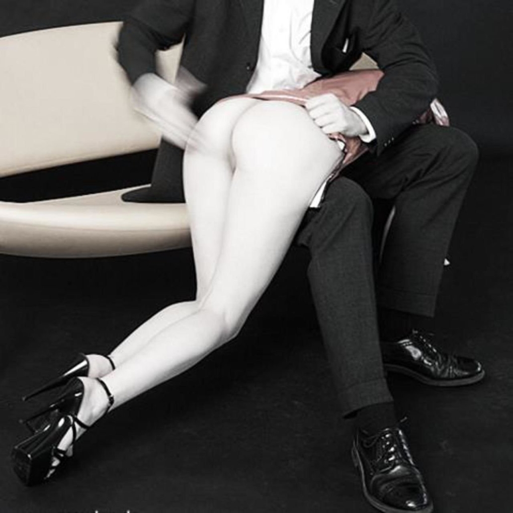 Парень шлепает девушку по заднице