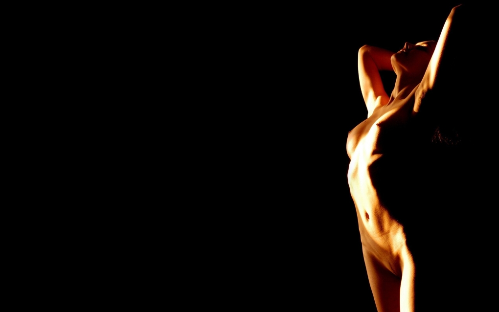 Ню на темном фоне