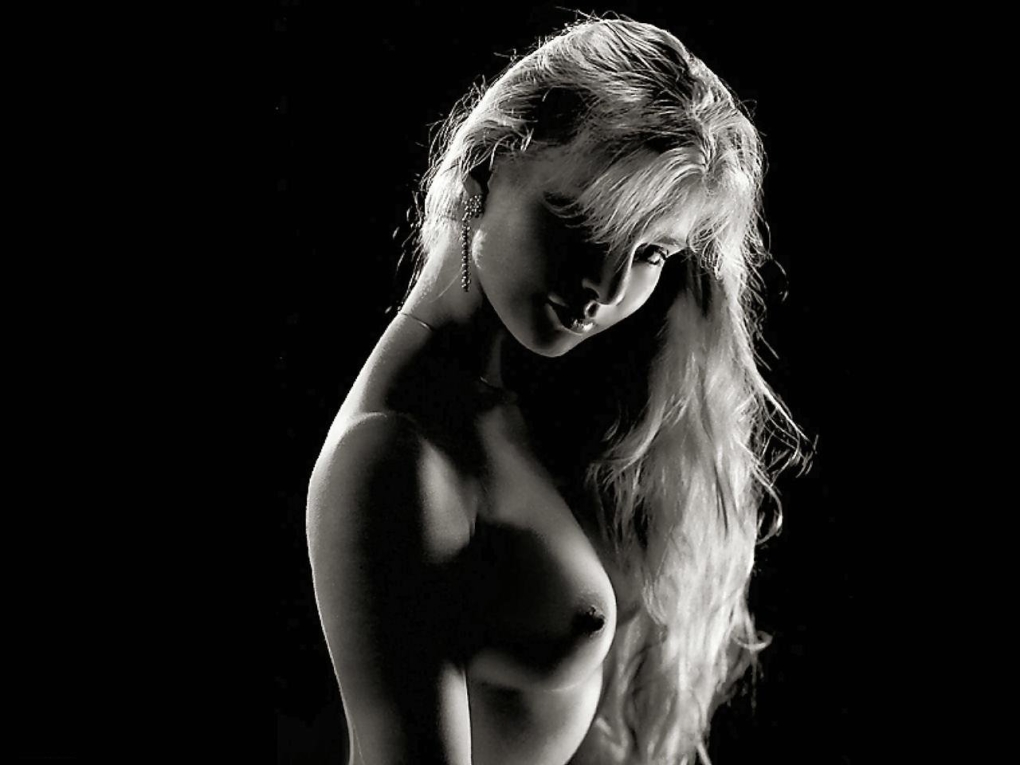 Порнофильм на тёмном фоне