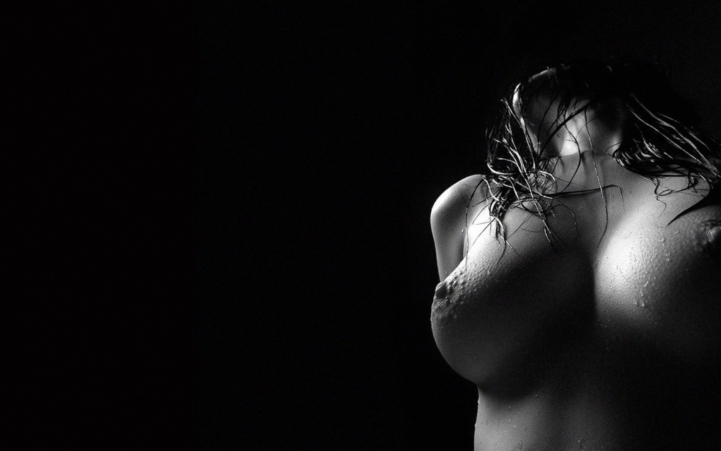 Эротические девушки на черном фоне