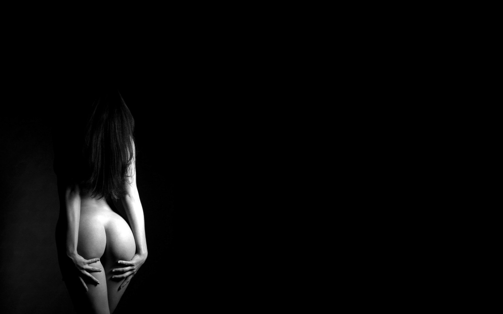 Голая женщина на черном фоне