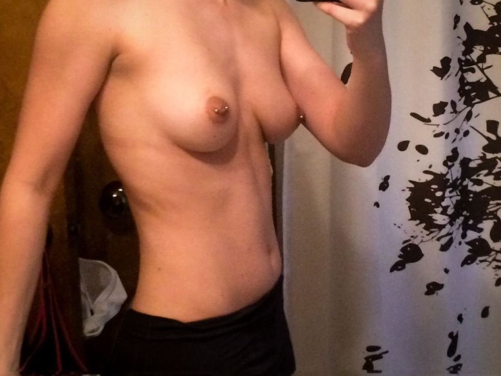 Голая жена перед зеркалом