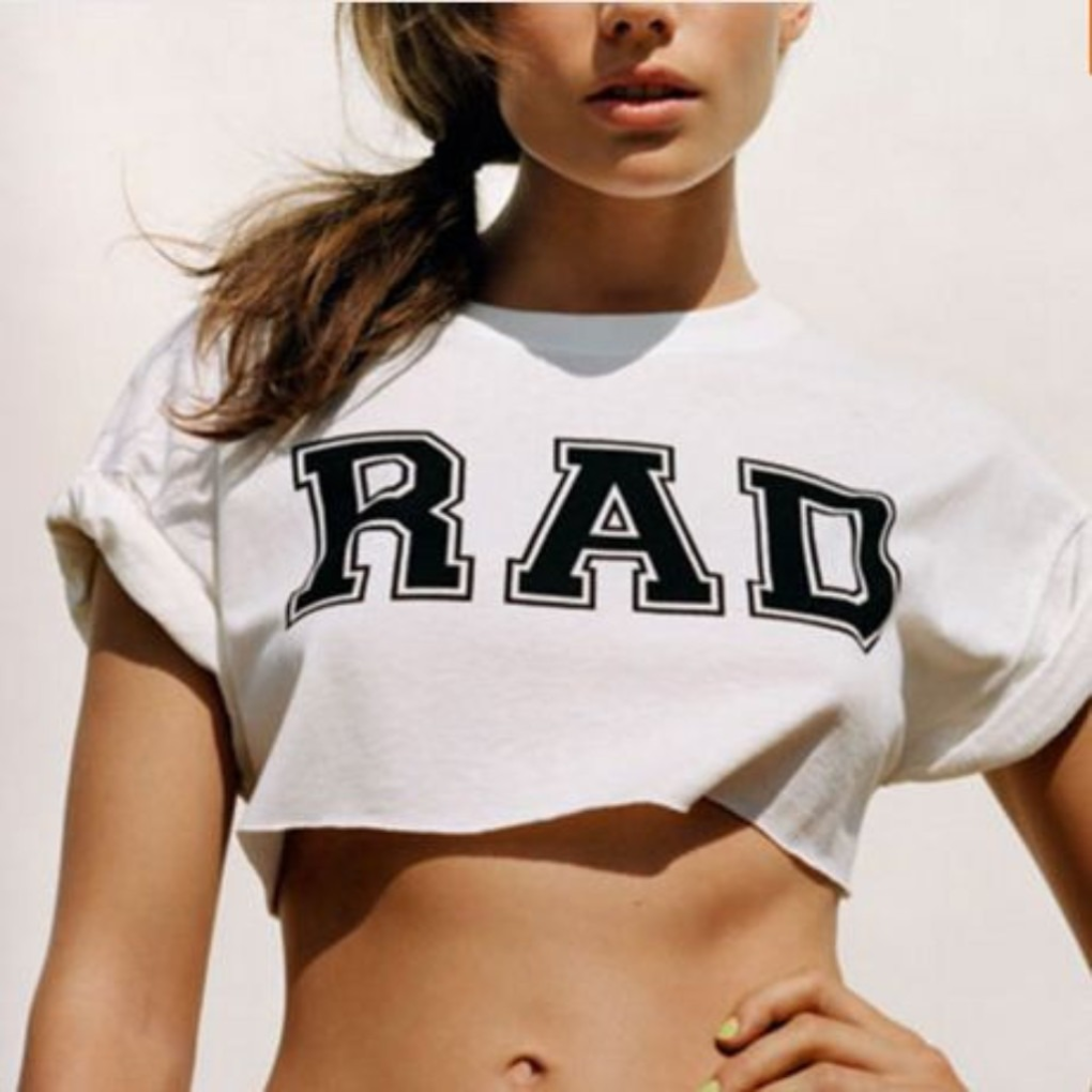 Короткие футболки для девушек