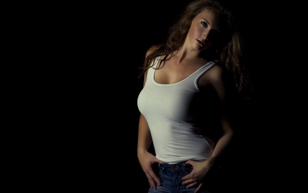 Девушка на темном фоне