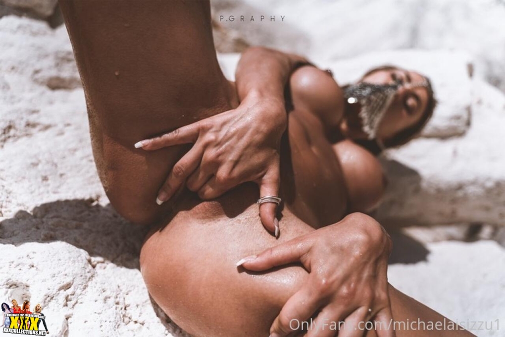 Michaela Isizzu раздвигает ноги