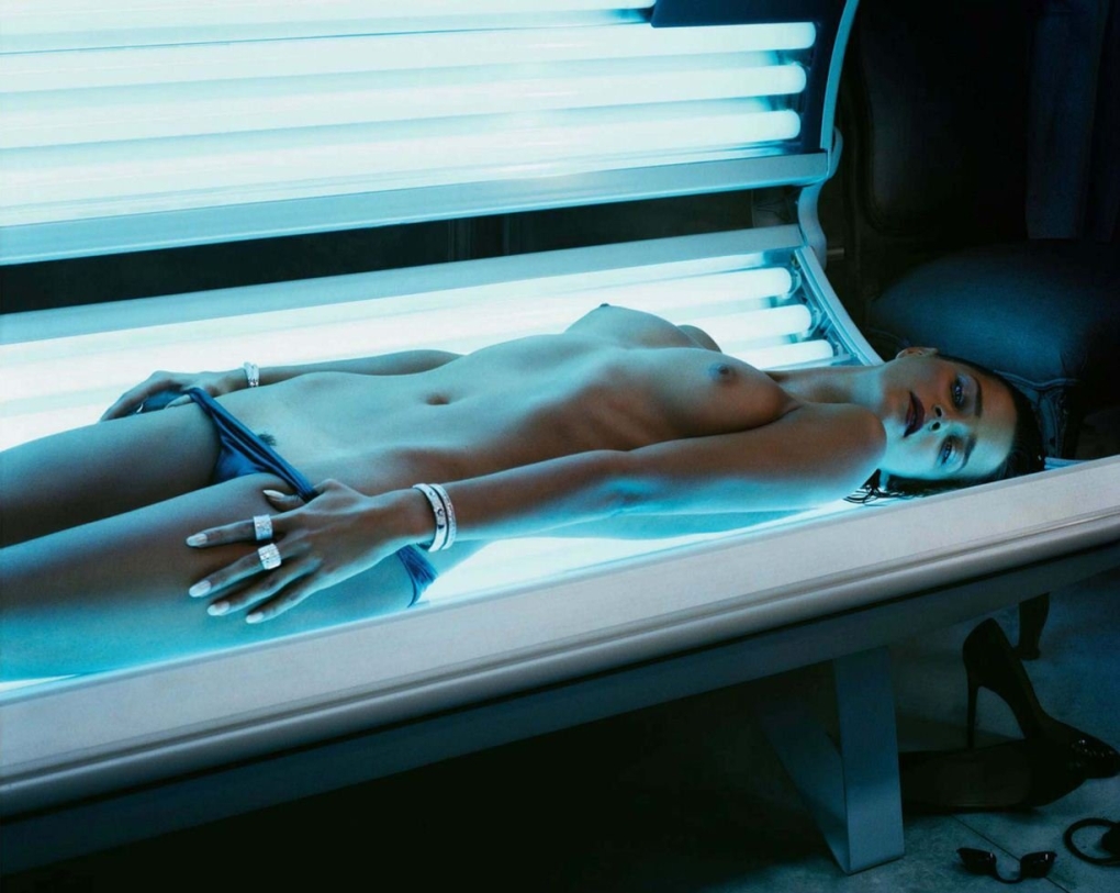 Большие сиськи мастурбация в солярии