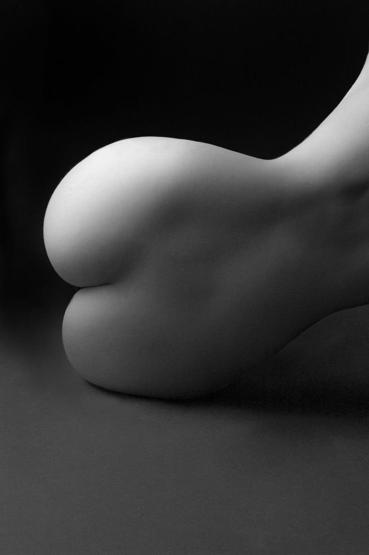 Голая женская попа черно белое