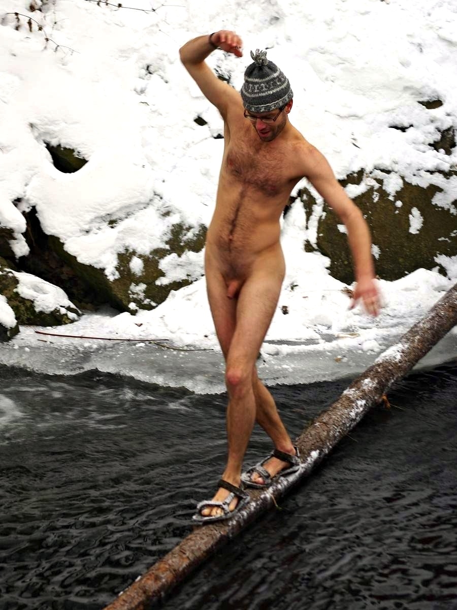 Голые девки купаются зимой
