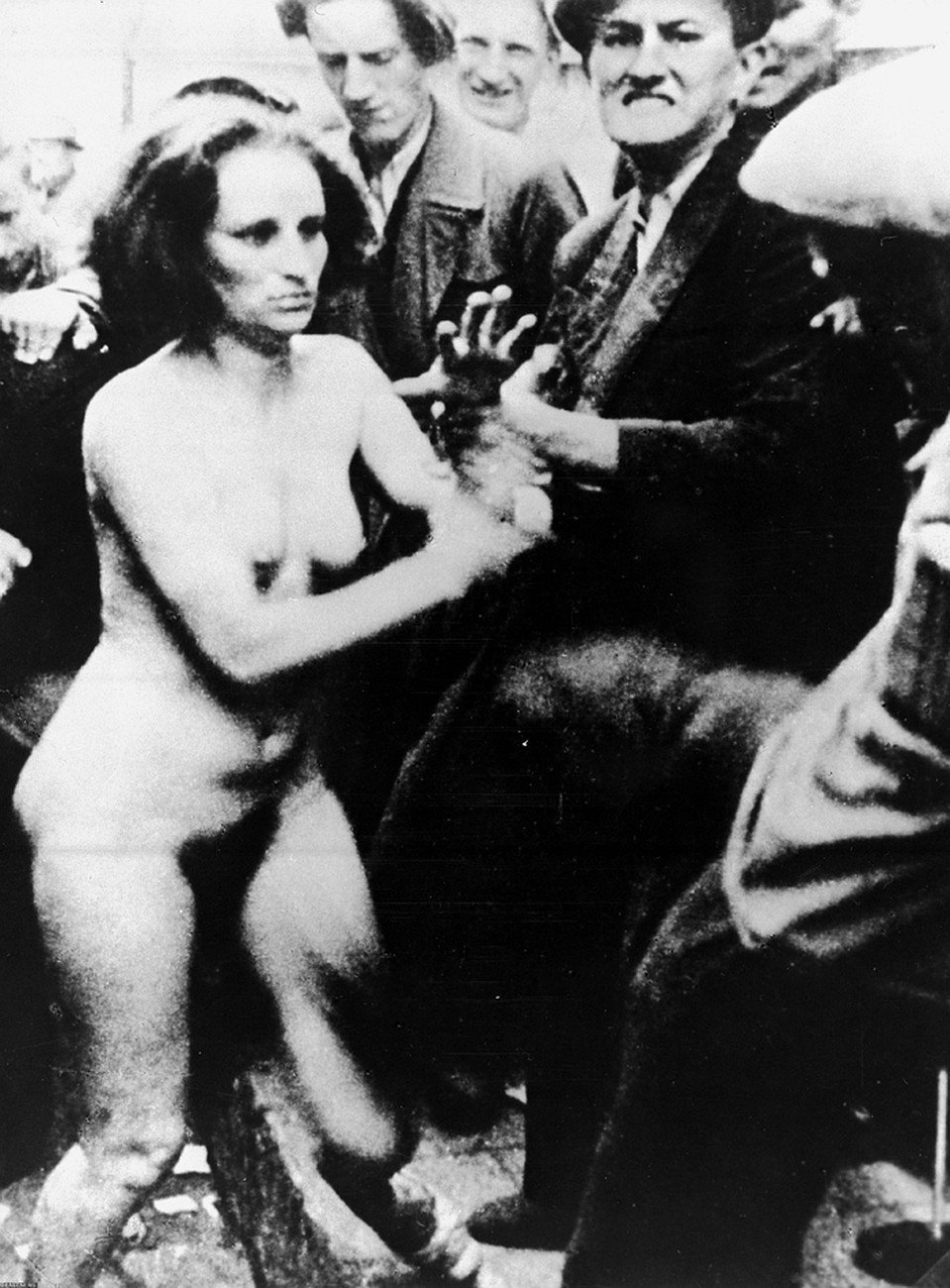 Голые женщины перед немцами