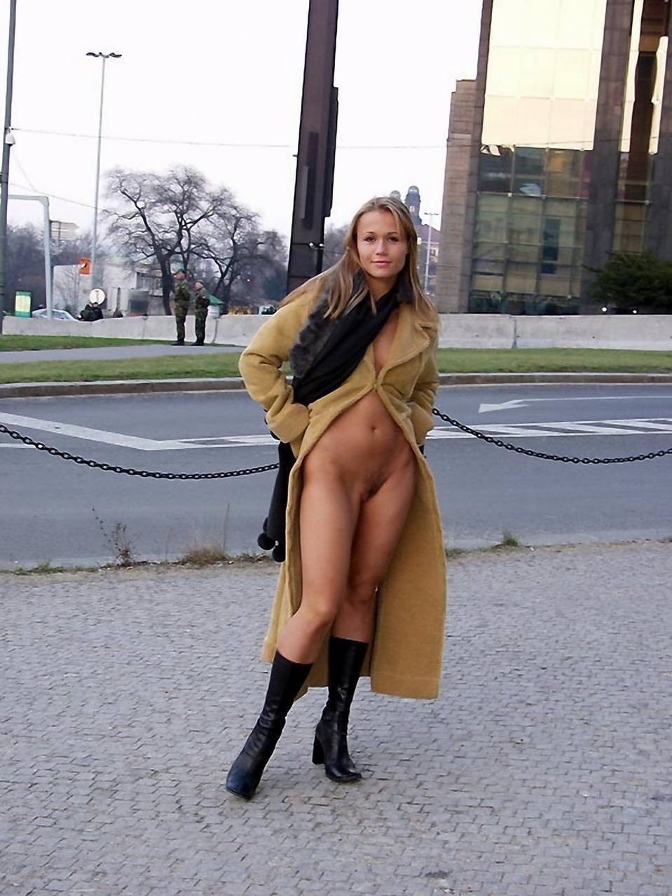 Девушка в пальто без трусиков