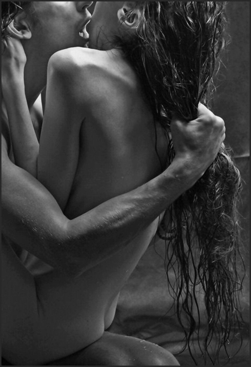 Голый мужчина обнимает голую женщину