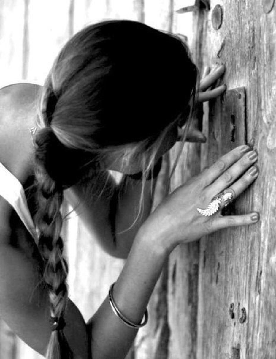 Подсматривает в замочную скважину