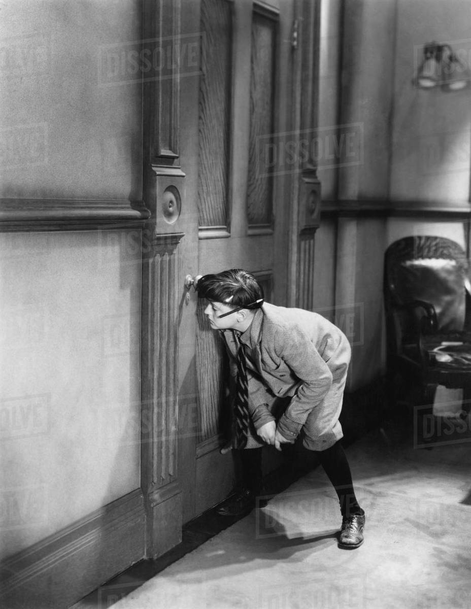 Глаз подглядывающий в замочную скважину