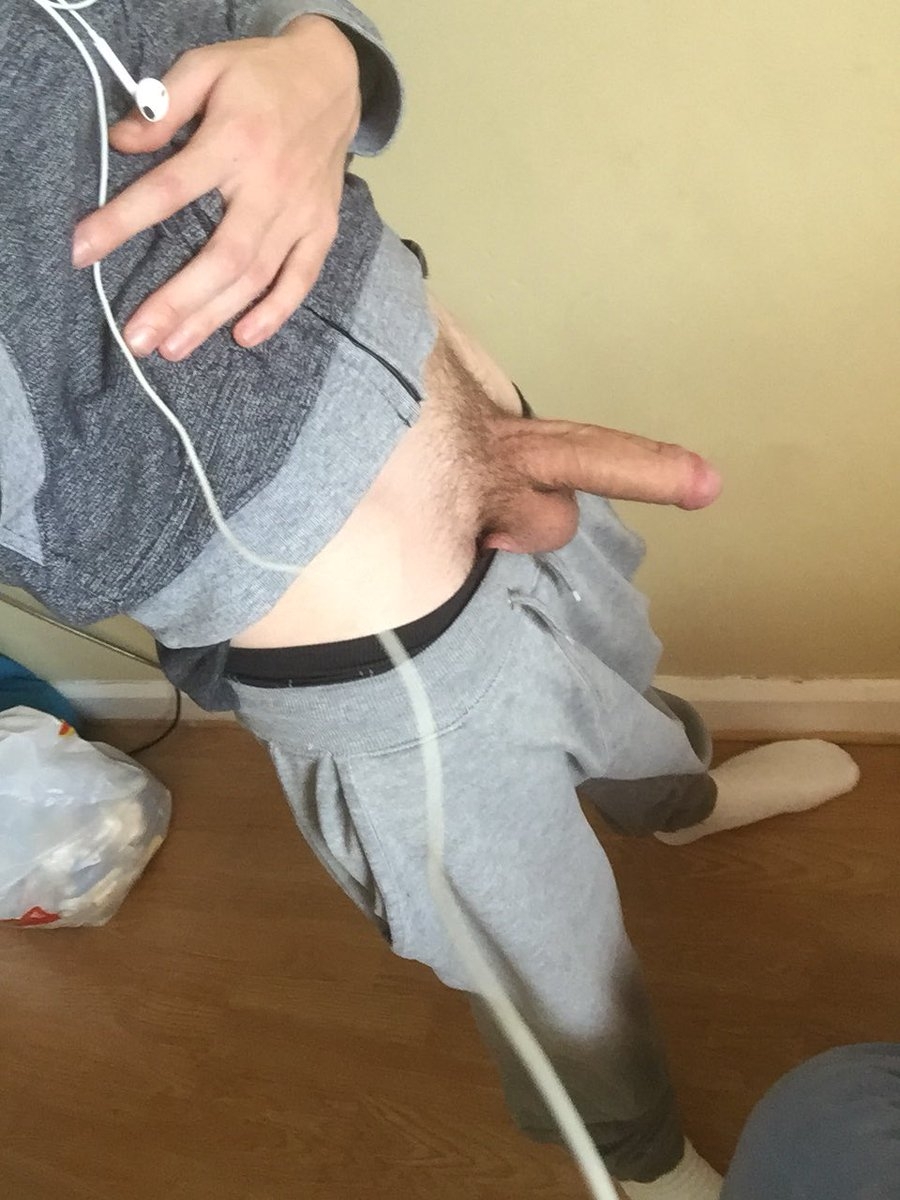 Парни раздеваются в раздевалке