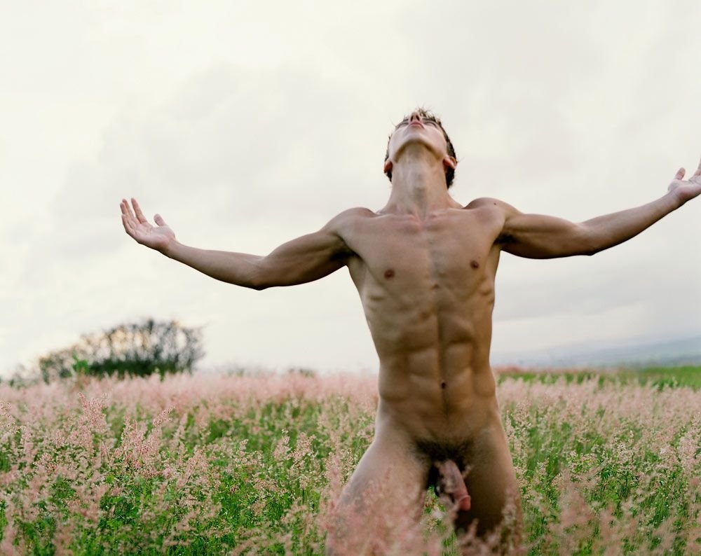 Мужчины голышом на природе