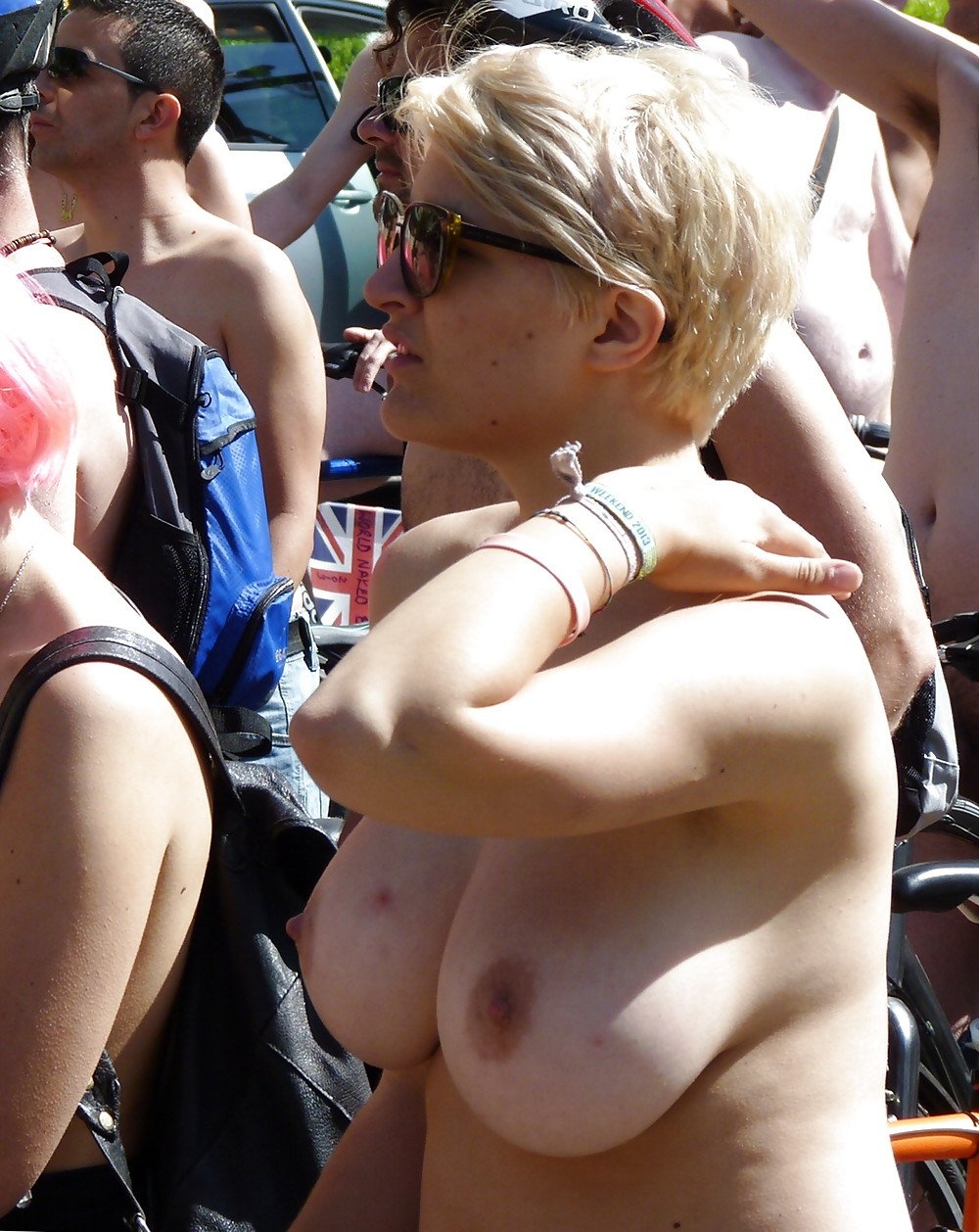 Домашние сиськи выпали