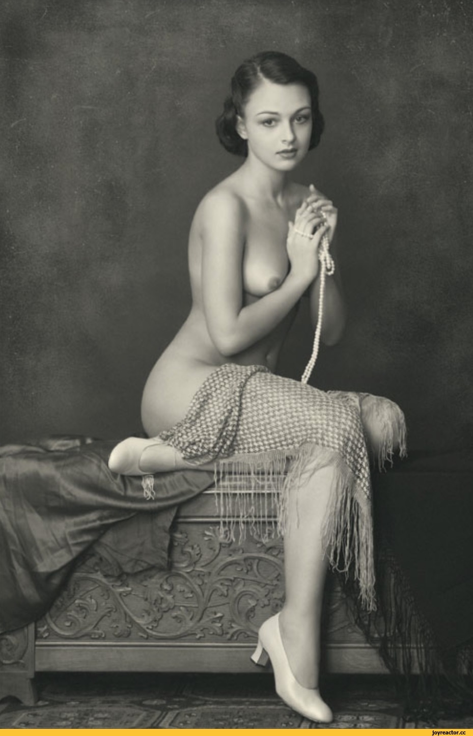 Девушки ню в стиле ретро