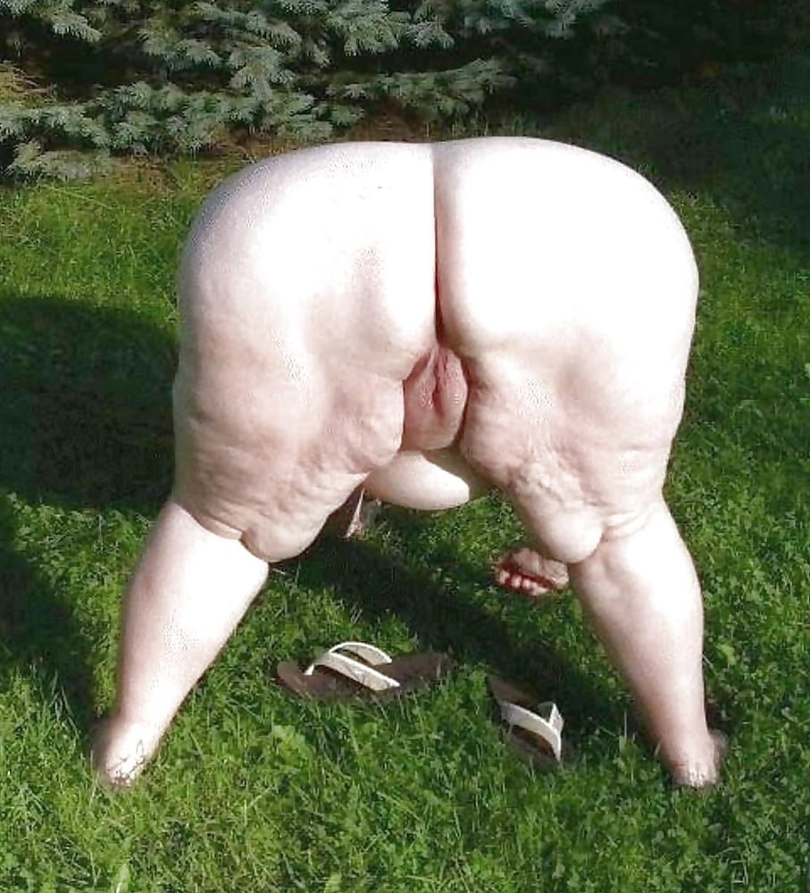 Толстушки ссут на природе