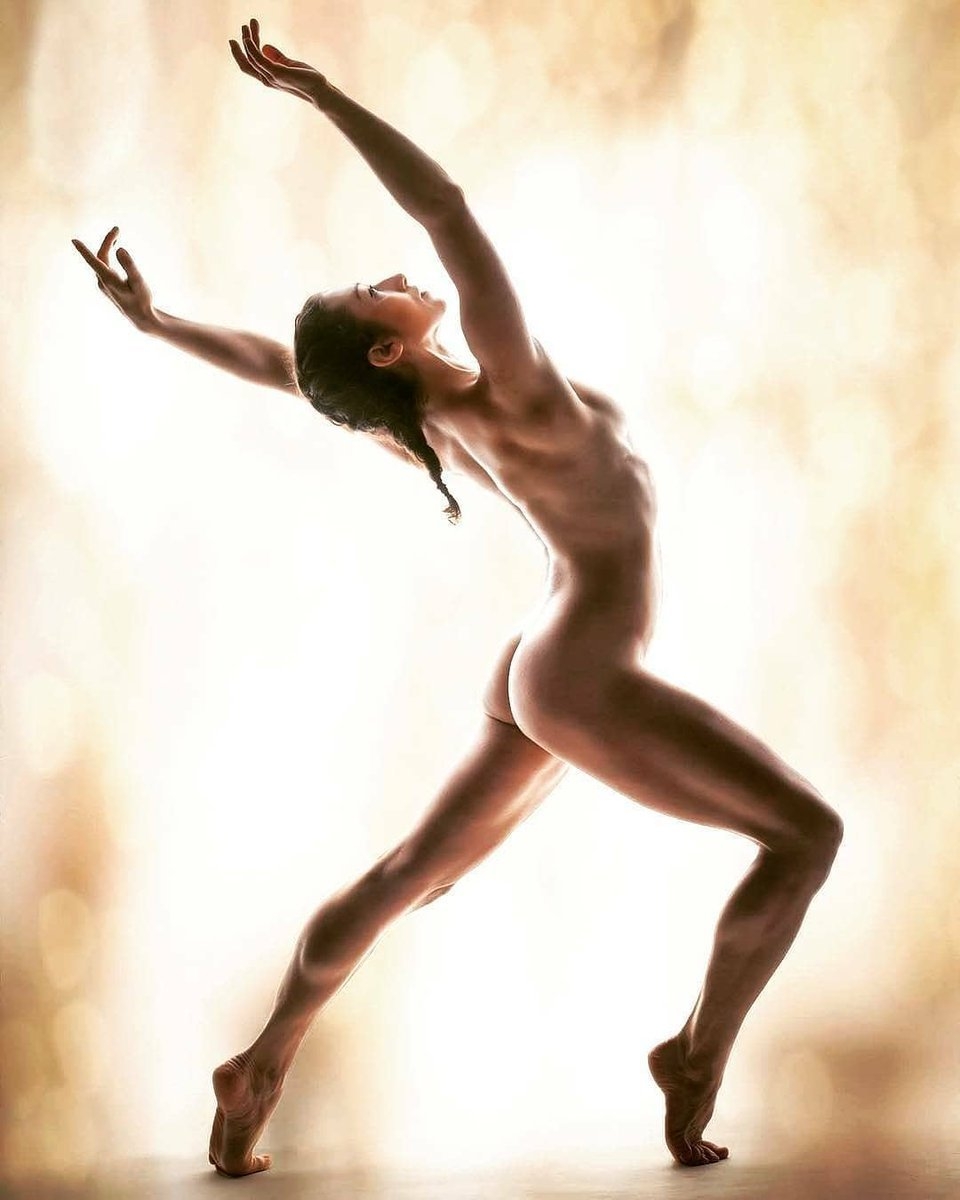 Красивые голые танцовщицы
