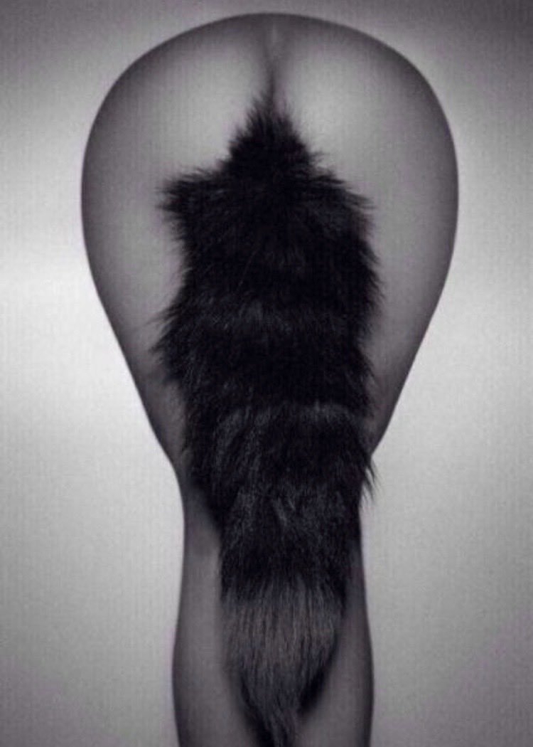 Девочка с анальным хвостиком