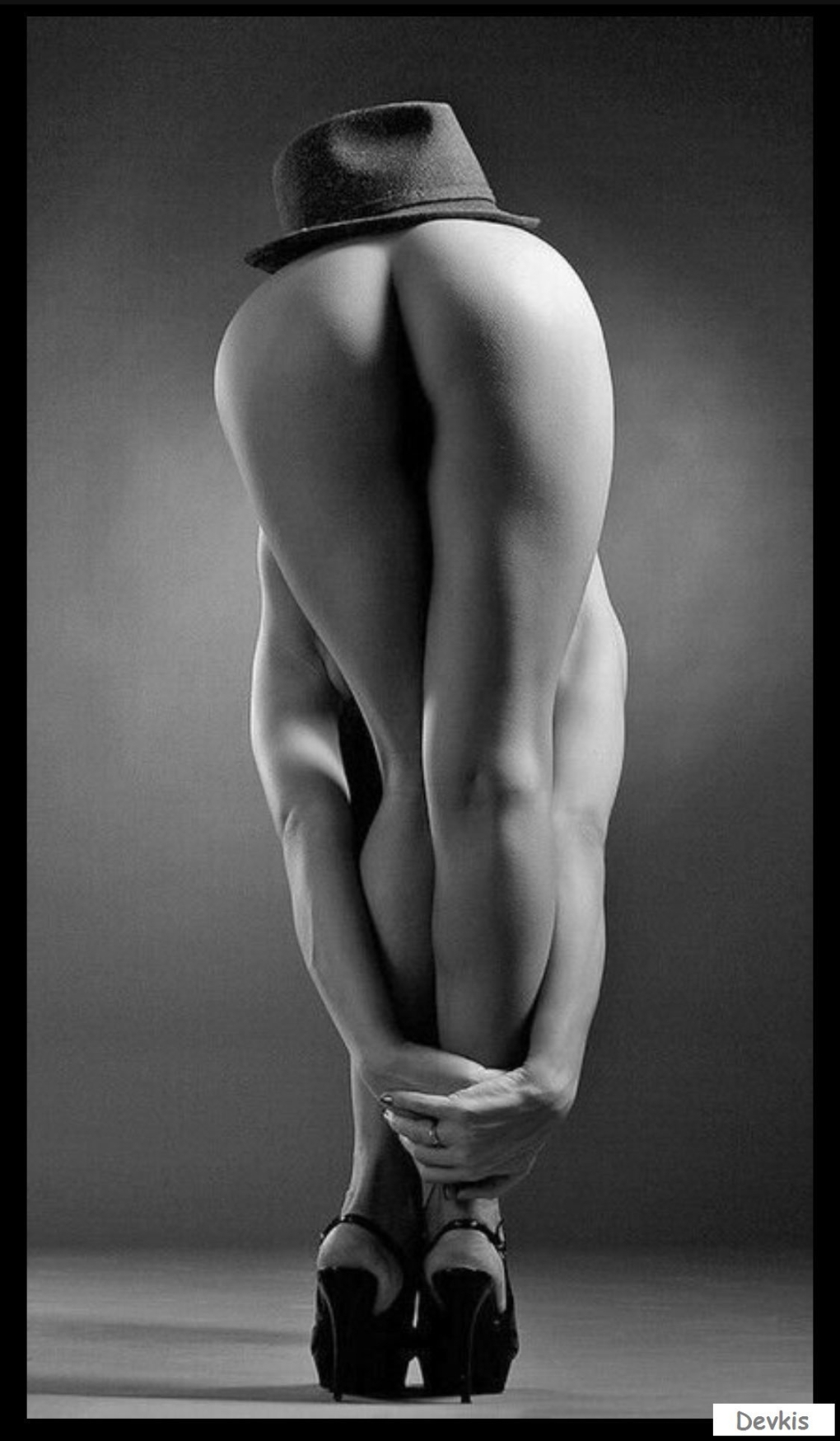 Красивые голые женские ноги