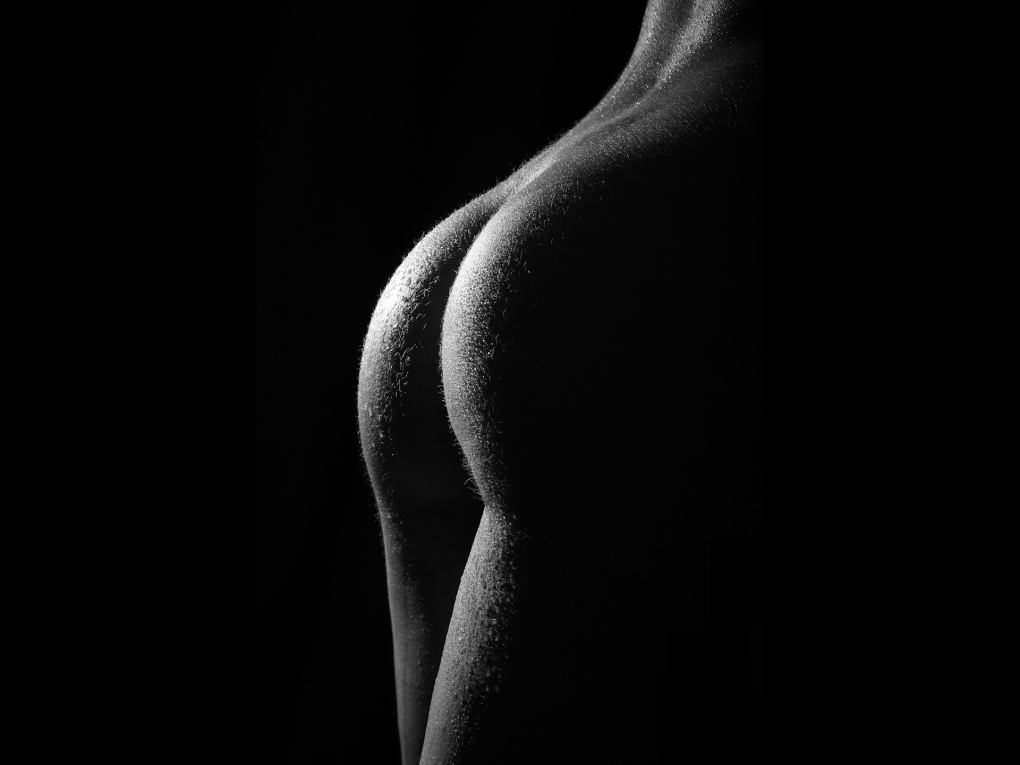 Голые попки на черном фоне