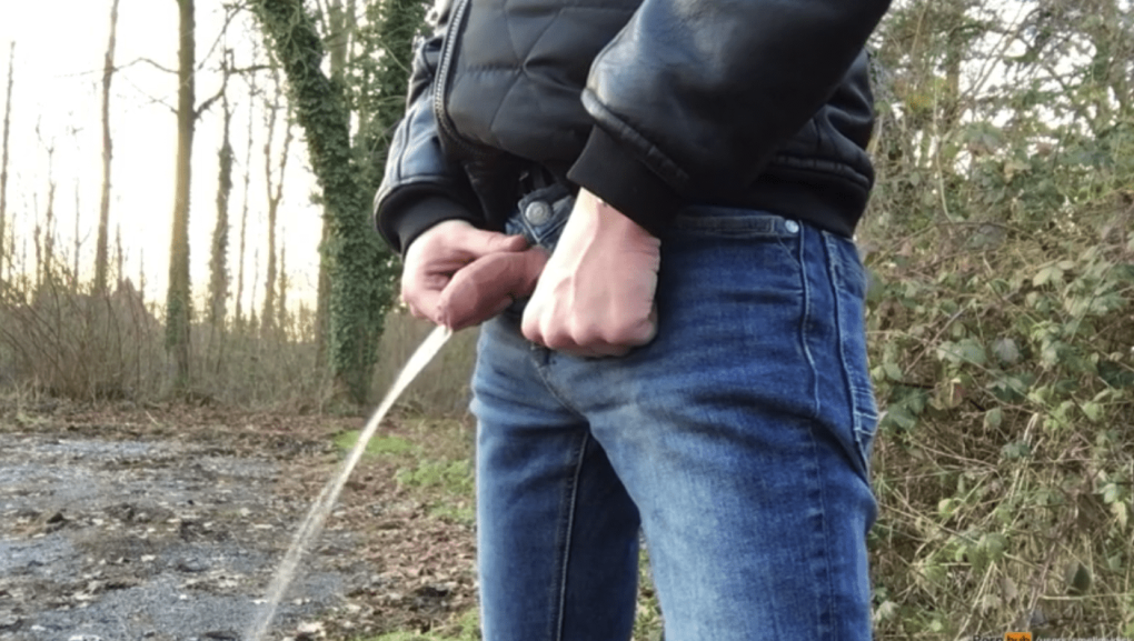 Голый парень ссыт на улице