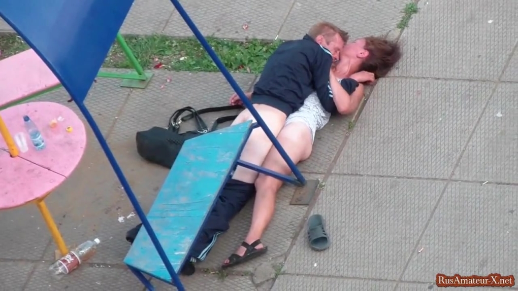 Пьяная разделась на улице