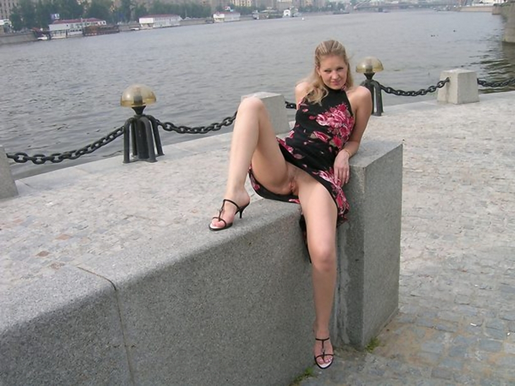 Девочки гуляют без трусов