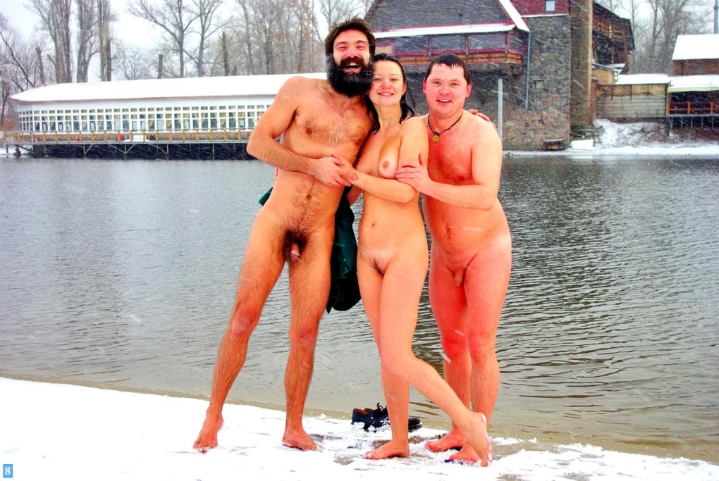 Голые девки купаются в снегу