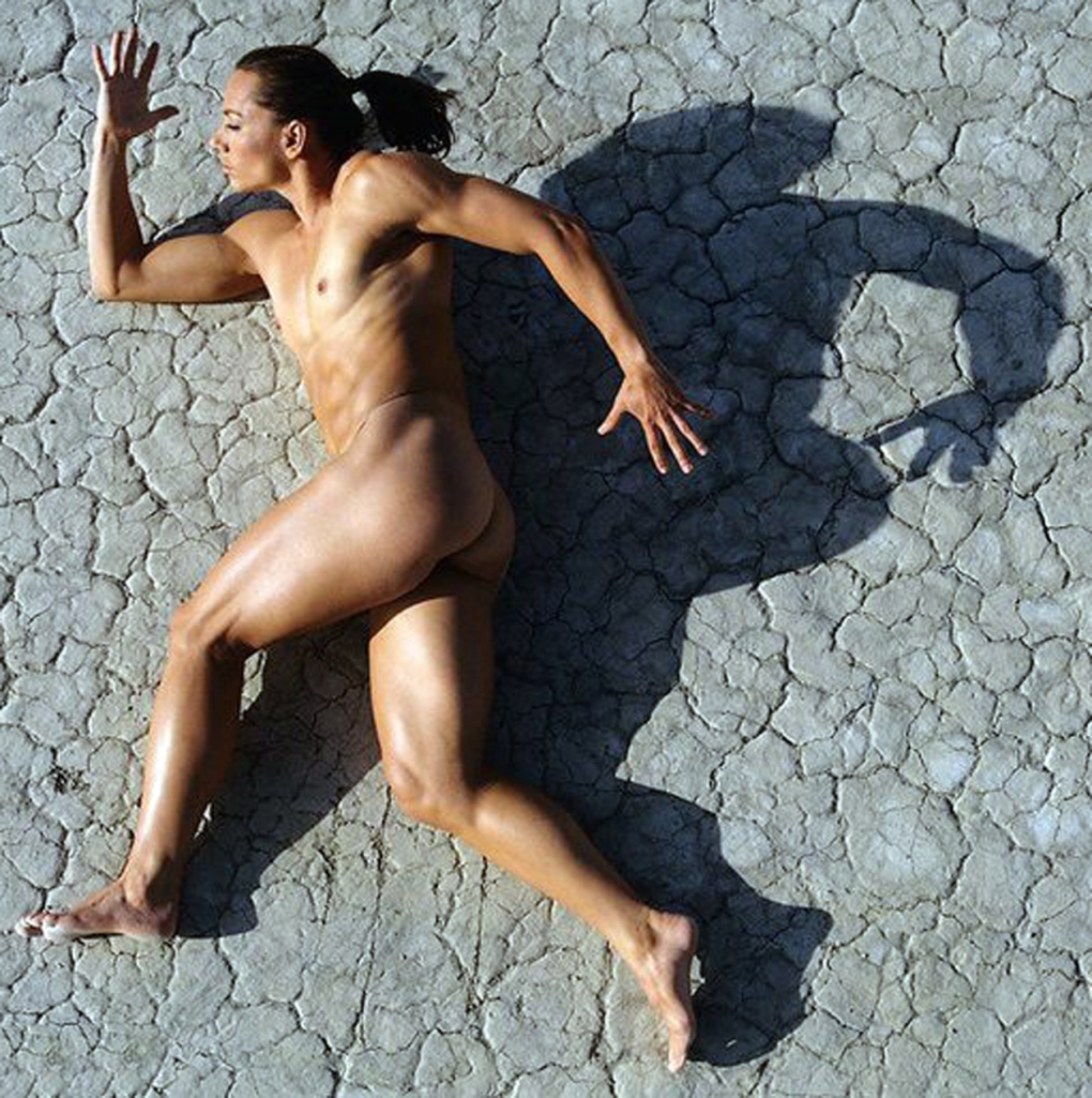 Голые женщины бегают на природе