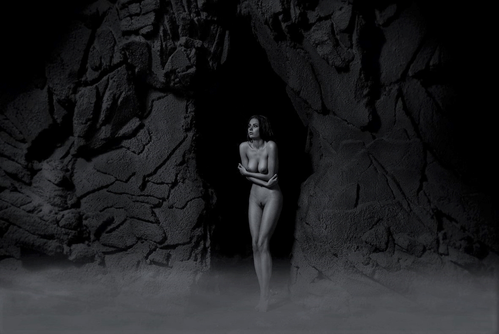 Пещерная женщина голая