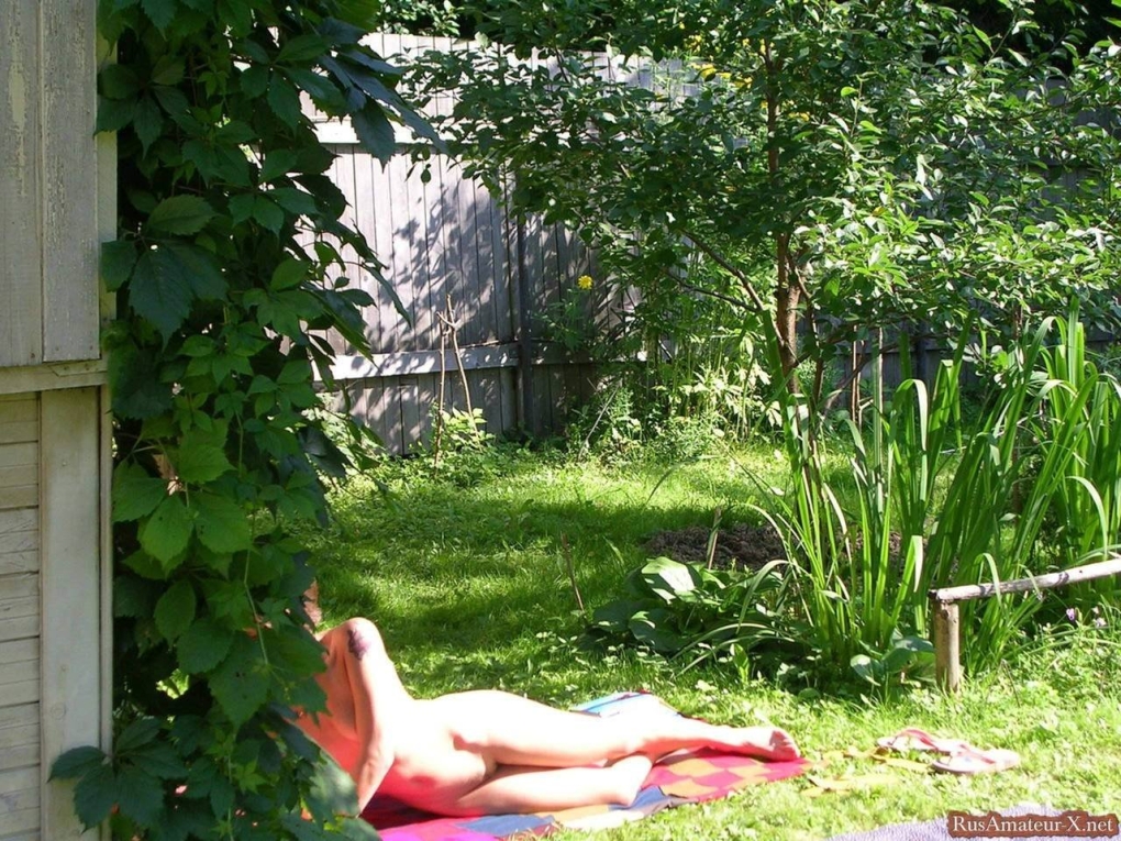 Девушки загорают на даче ню