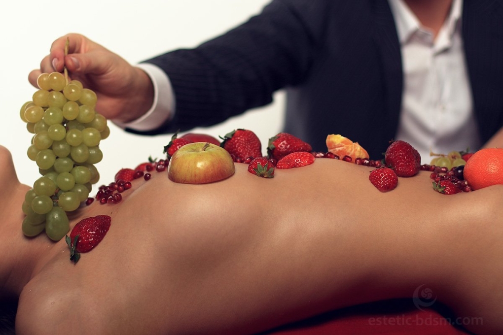 Фрукты на теле девушки