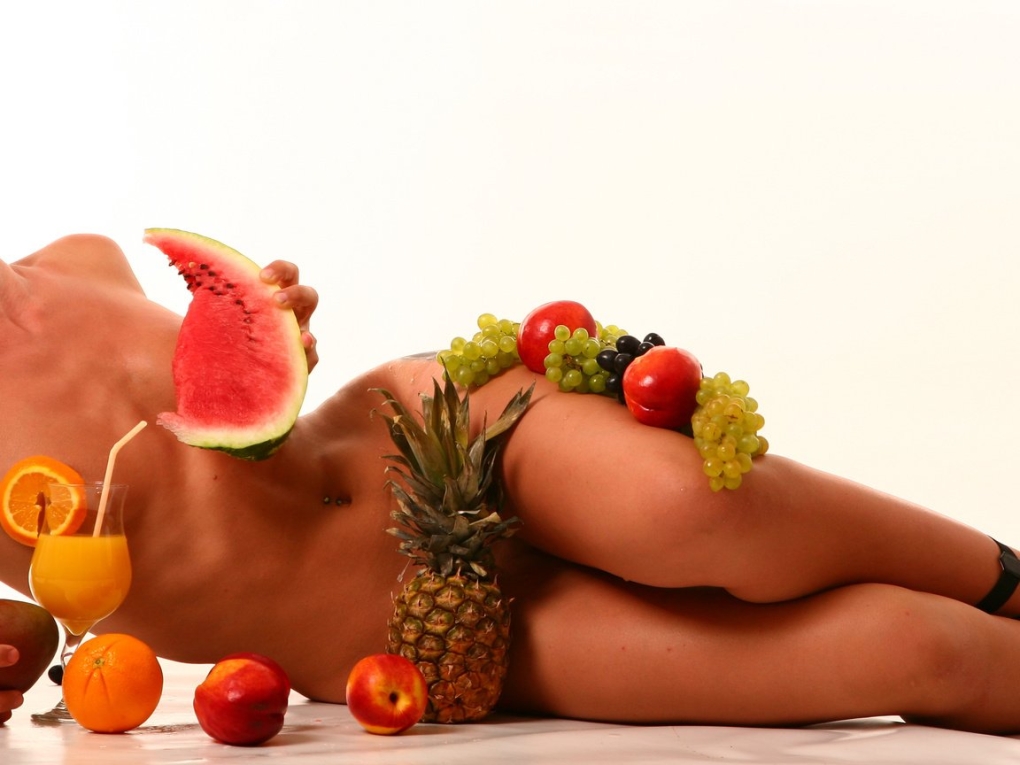 Эротическая фотосессия с фруктами
