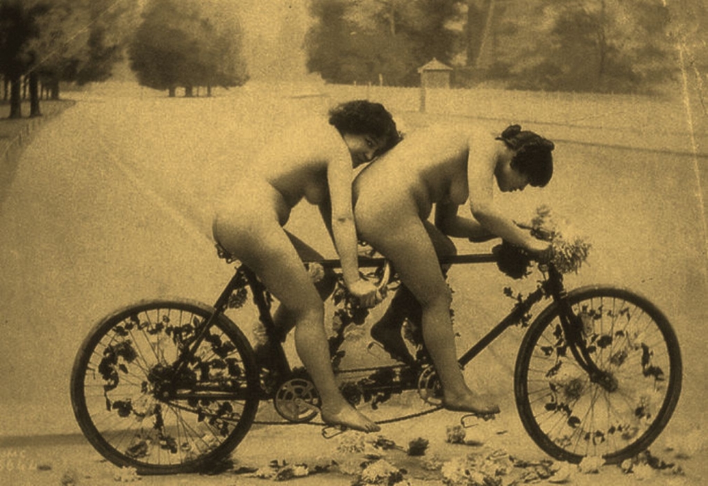 Голые толстушки на велосипеде