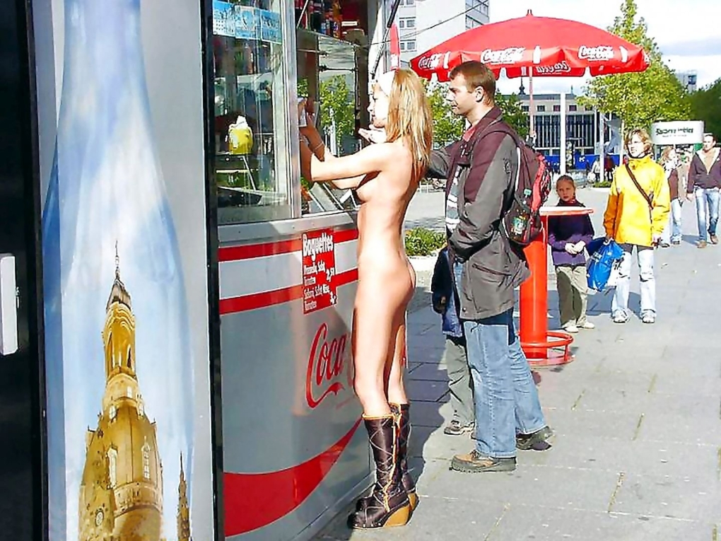 Жена без трусов в парке