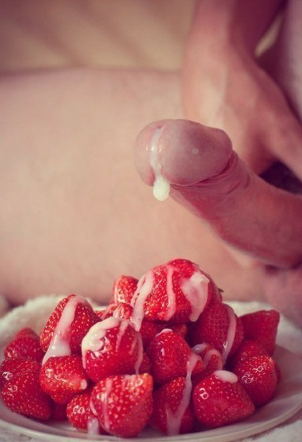 Клубника со сливками эротично