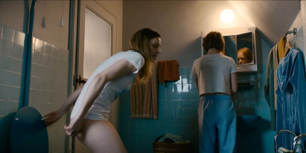 Девушки брюнетки без трусиков