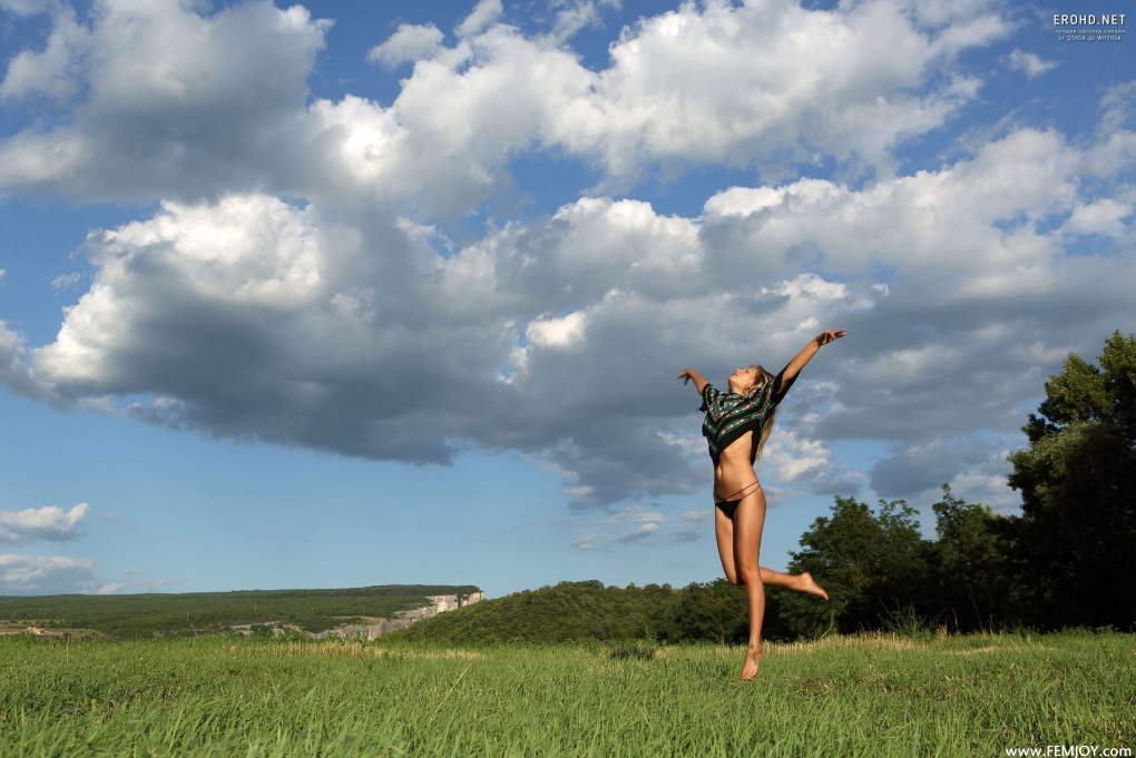 Голая девка в лесу у ручья