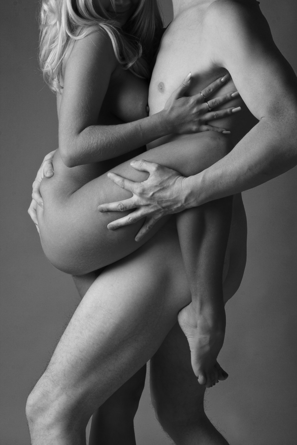 Мужская рука на женской груди